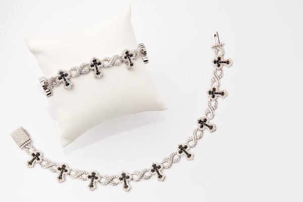 Pulsera cruz plata en negra