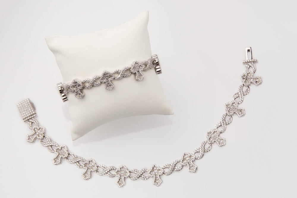 Pulsera de cruces con piedras blancas